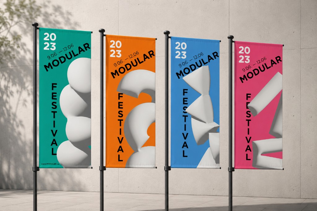 Modular Festival 2023 — vier Fahnen in Teal, Orange, Blau und Pink vor Betonwand