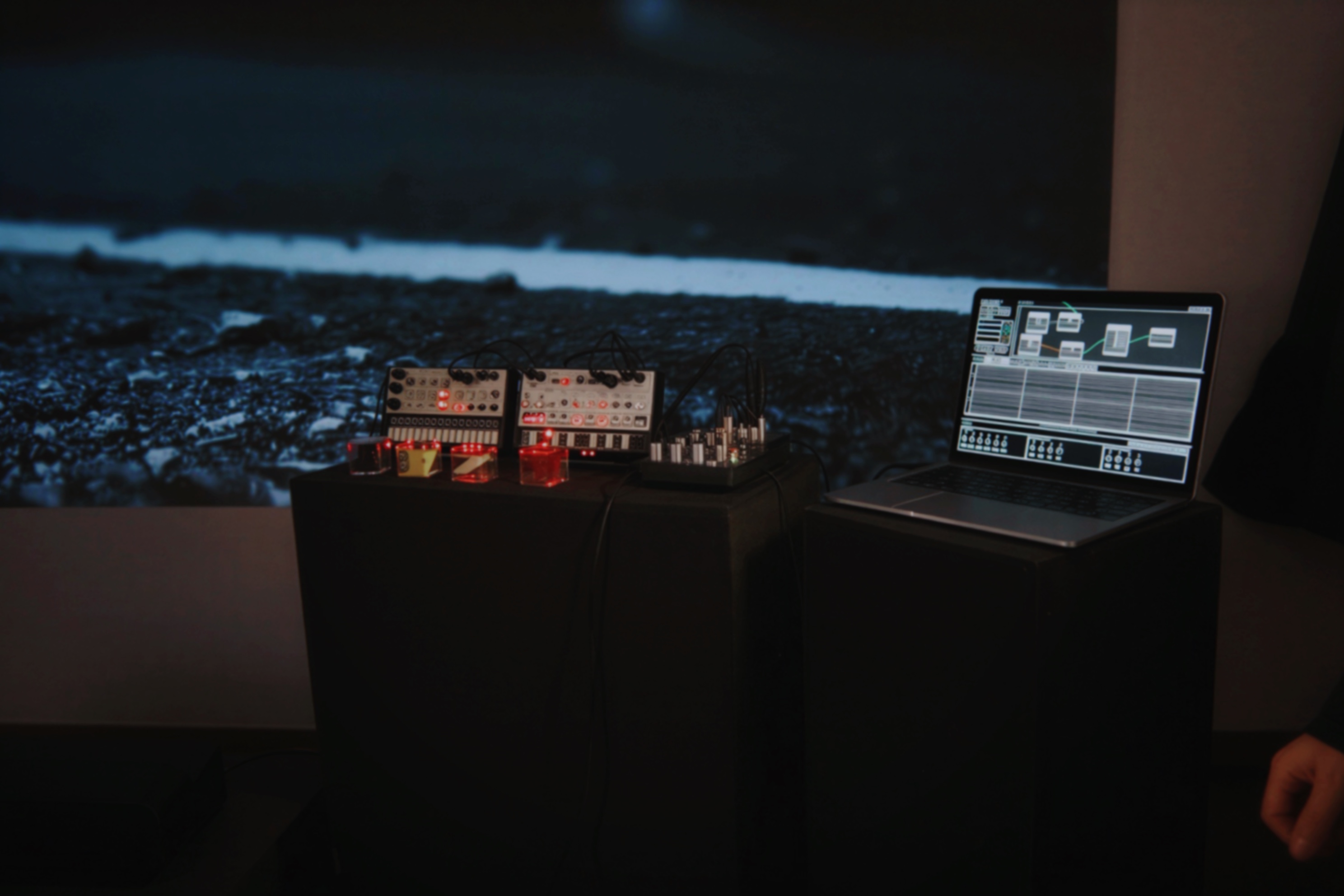 Zwei Personen von hinten vor der Synthesizer-Projektion — Werkschau HTW Berlin 2026