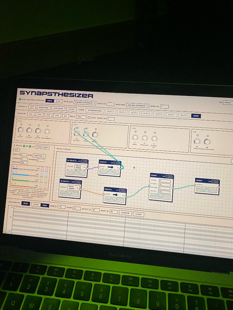 Synapsthesizer DAW auf MacBook — Node-Canvas und Sequencer im grünen Raumlicht