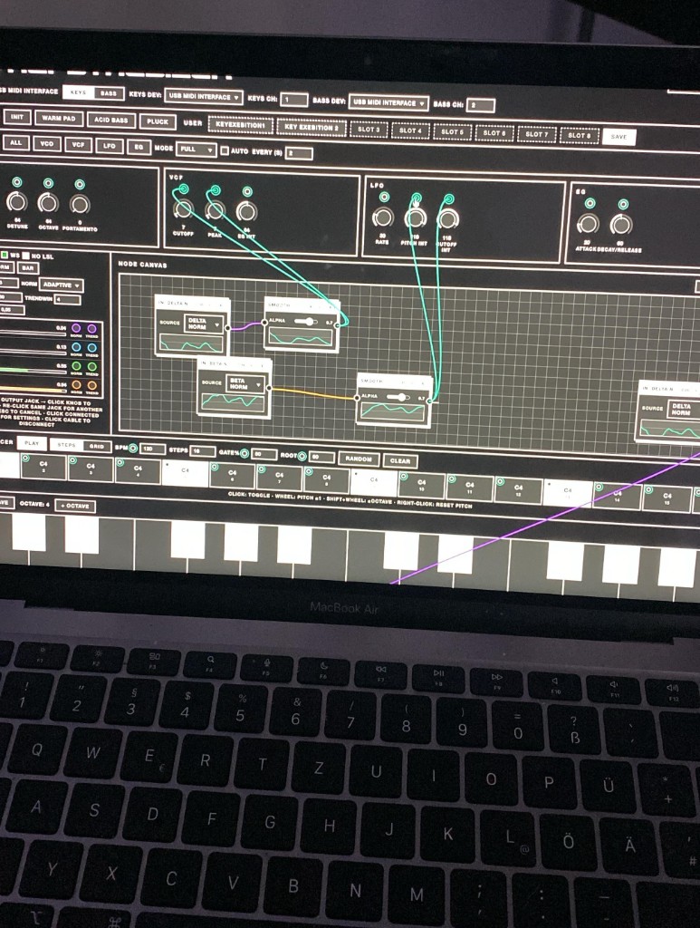 Synapsthesizer DAW-Nahaufnahme auf MacBook — Node-Canvas, VCF und Sequencer