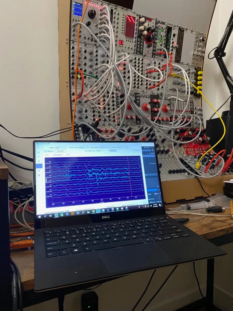 EEG-Recherche am Laptop mit Mentalab-Interface und modularer Synthesizer-Rack
