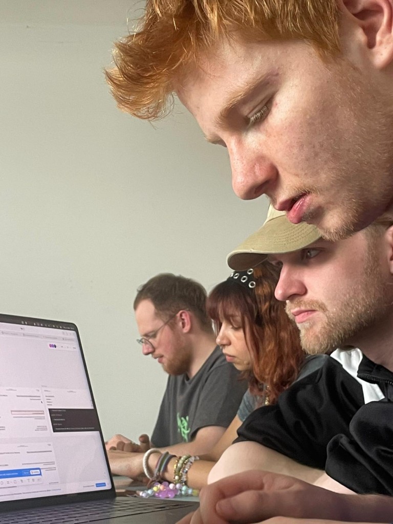 Team am Laptop während der Synapsthesizer-Entwicklung