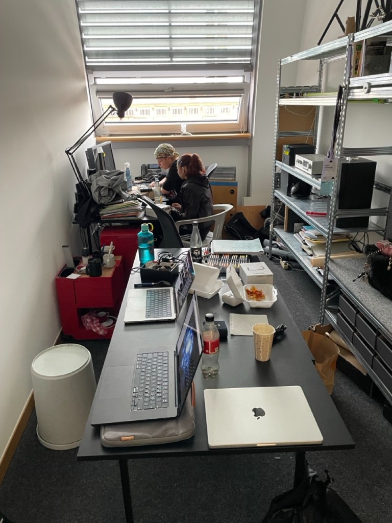 Arbeitsplatz mit mehreren Laptops während der Projektphase