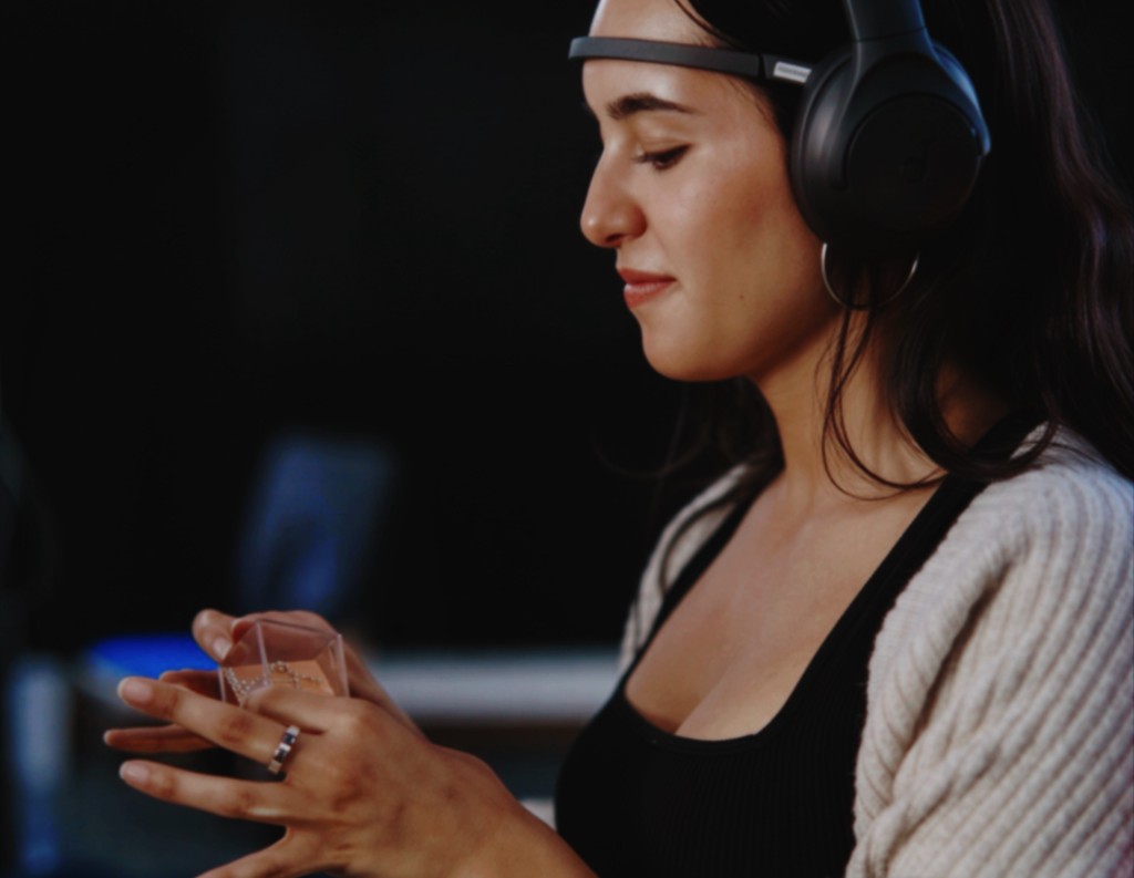 Besucherin mit Headband während der EEG-gesteuerten Interaktion