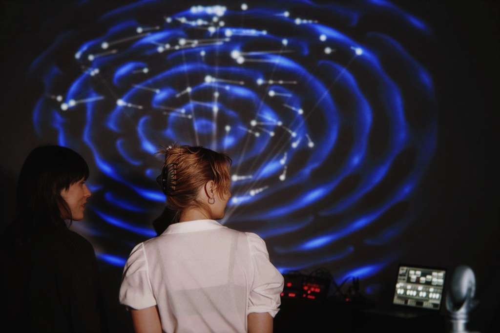 Synapsthesizer-Team und Projektion bei der Ausstellung — HTW Berlin 2026