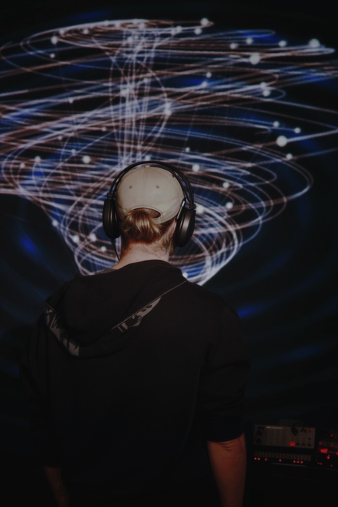 Besucher mit Kopfhörern vor der Synapsthesizer-Projektion