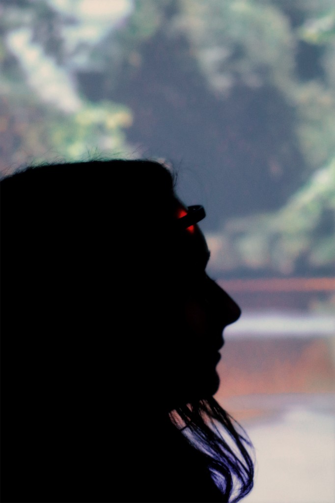 Muse 2 EEG Headband im Profil — leuchtender Sensor vor cymatischer Projektion