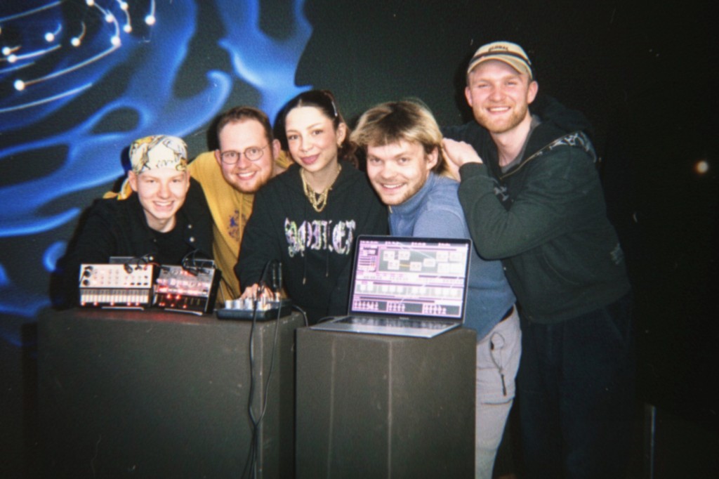 Synapsthesizer Team vor Projektion, Synthesizern und Laptop