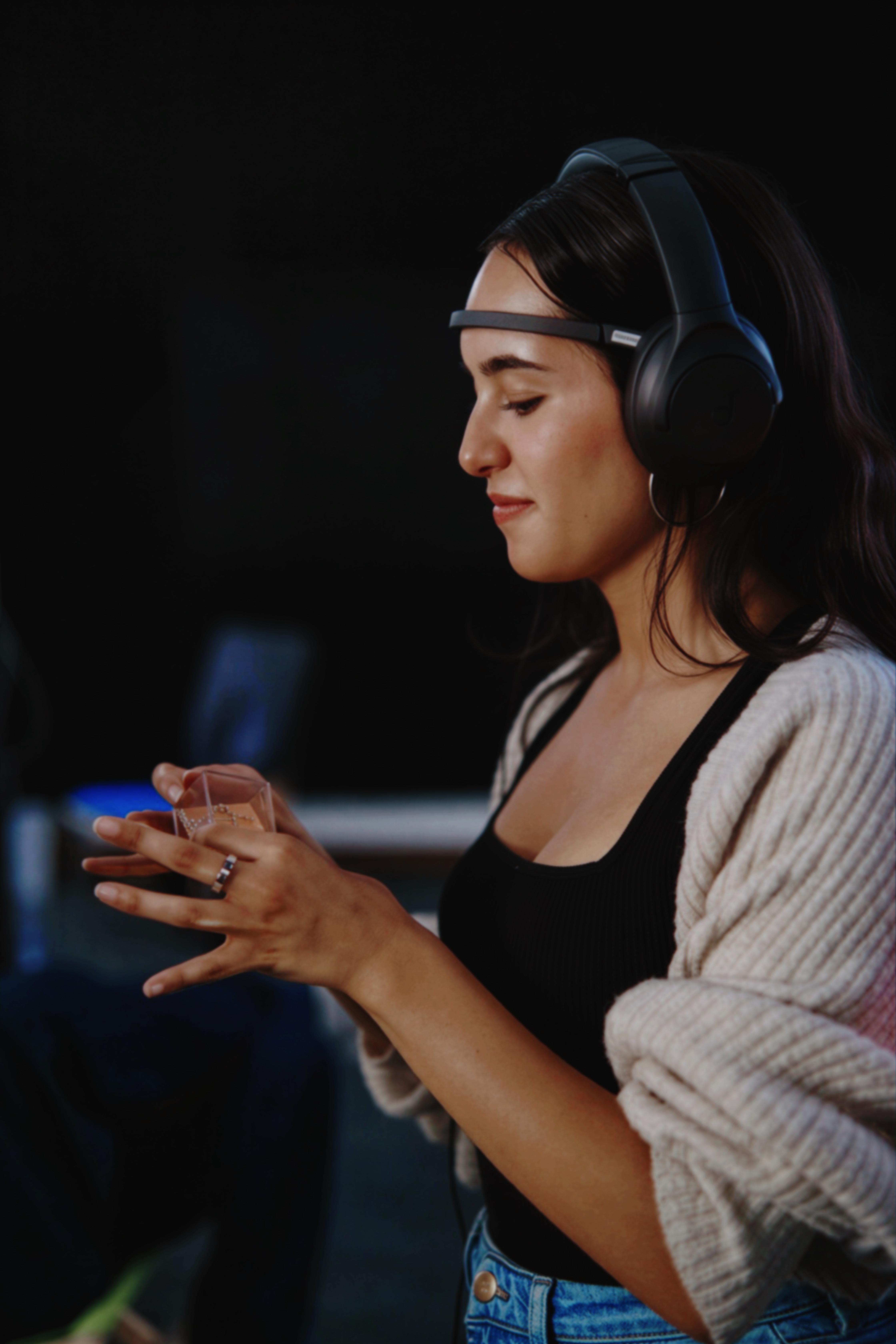 Besucherin mit Muse 2 Headband und Kopfhörern — Porträt bei der Ausstellung HTW Berlin 2026