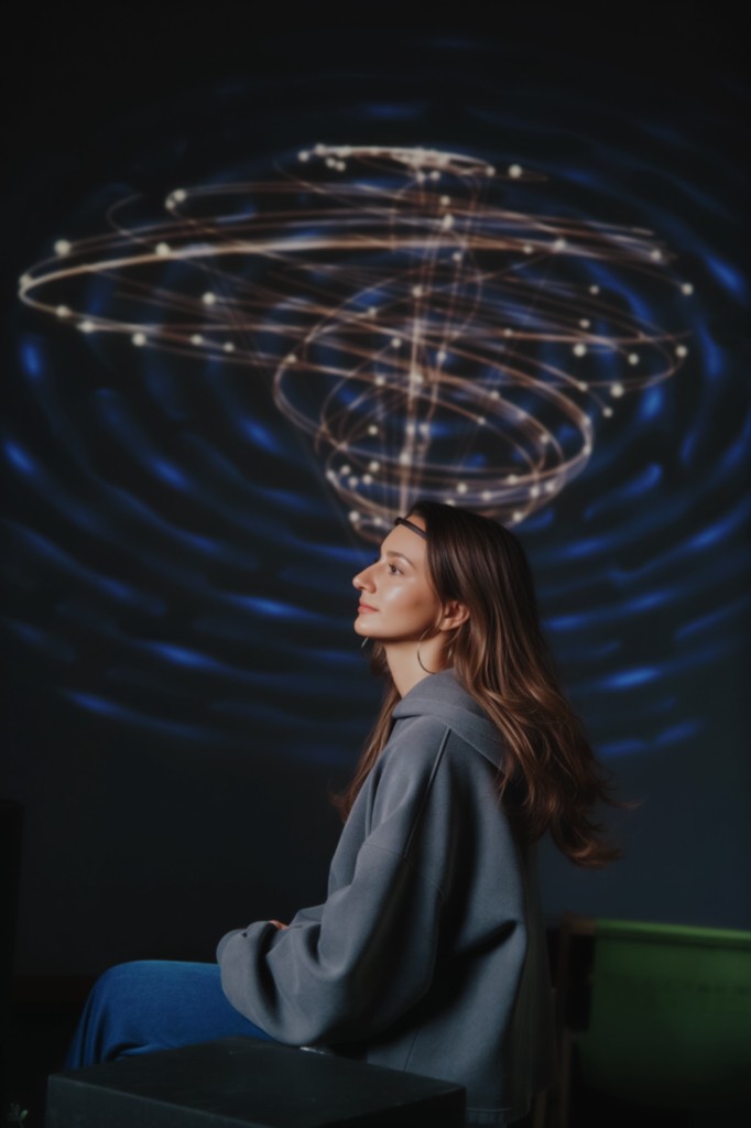 Besucherin sitzt vor Spiral-Projektion